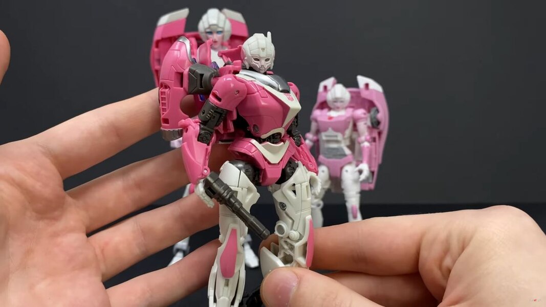 Transformers Studio Series 86 Arcee In Hand Image  (23 of 34)